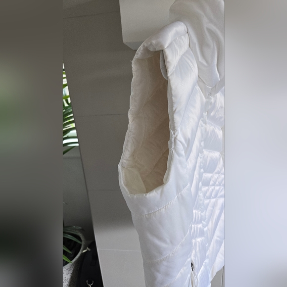 The North Face | Women's 550 down vest in White, size S - Picture 6 of 12